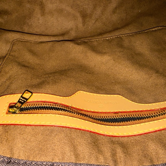 Louis Vuitton - Picture 7 of 8